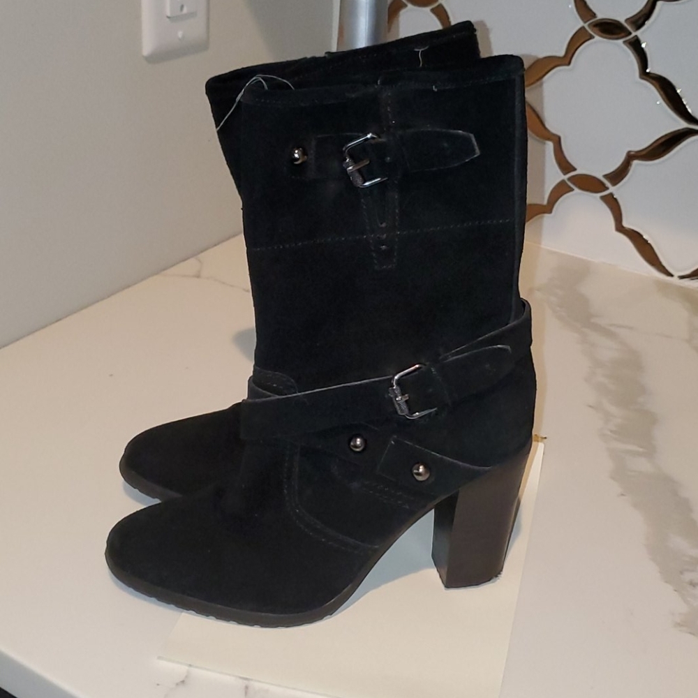 1 DAY SALE  BLACK suede bootsCrownVintage size 7m